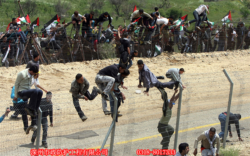 數(shù)千人爬上鐵絲護(hù)欄網(wǎng)